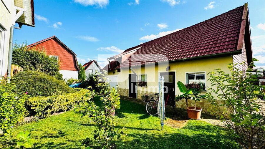 Schönes Mehrfamilienhaus geteilt nach WEG mit umfangreichen Nutzflächen und Traumgrundstück - Nebengebäude mit Garage / Gartenbereich 1